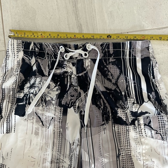 Reduced again! Men’s Oakley swim suit with pockets and comb - Picture 3 of 5